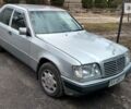 Сірий Мерседес E 250, об'ємом двигуна 2.6 л та пробігом 205 тис. км за 2990 $, фото 1 на Automoto.ua