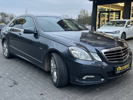 Сірий Мерседес E 250, об'ємом двигуна 2.2 л та пробігом 205 тис. км за 12600 $, фото 1 на Automoto.ua