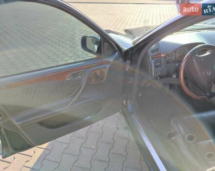 Чорний Мерседес Е 320, об'ємом двигуна 3.2 л та пробігом 340 тис. км за 5700 $, фото 11 на Automoto.ua