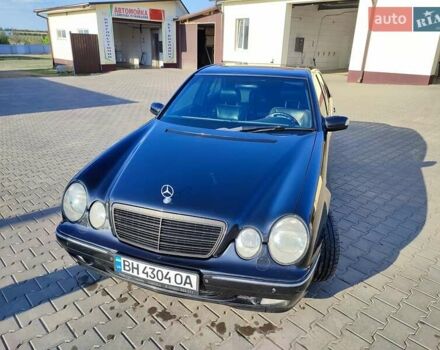 Чорний Мерседес Е 320, об'ємом двигуна 3.2 л та пробігом 340 тис. км за 5700 $, фото 1 на Automoto.ua