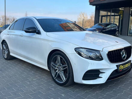 Мерседес Е 350 2017 у Чернівцях на Automoto.ua Білий Мерседес Е 350, об'ємом двигуна 3 л та пробігом 280 тис. км за 31900 $, фото 1 на Automoto.ua