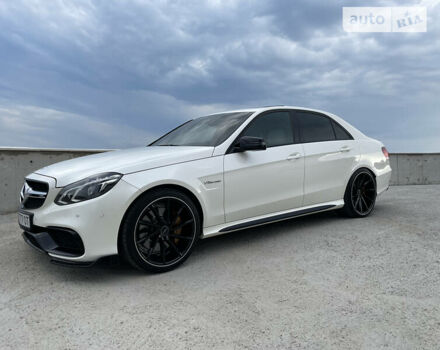 Белый Мерседес E 63 AMG, объемом двигателя 5.5 л и пробегом 60 тыс. км за 42000 $, фото 59 на Automoto.ua