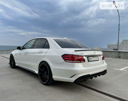 Белый Мерседес E 63 AMG, объемом двигателя 5.5 л и пробегом 60 тыс. км за 42000 $, фото 6 на Automoto.ua