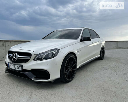 Белый Мерседес E 63 AMG, объемом двигателя 5.5 л и пробегом 60 тыс. км за 42000 $, фото 60 на Automoto.ua