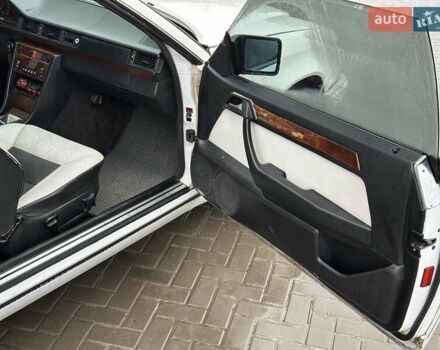 Белый Мерседес Е-Класс, объемом двигателя 2 л и пробегом 418 тыс. км за 2750 $, фото 21 на Automoto.ua