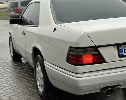 Белый Мерседес Е-Класс, объемом двигателя 2 л и пробегом 418 тыс. км за 2750 $, фото 5 на Automoto.ua