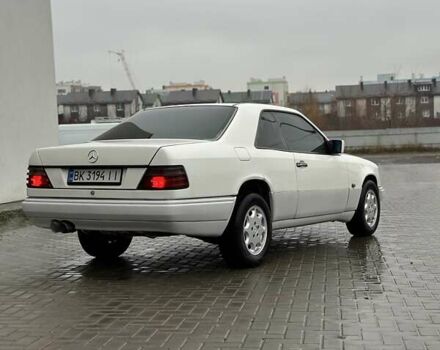 Белый Мерседес Е-Класс, объемом двигателя 2 л и пробегом 418 тыс. км за 2750 $, фото 3 на Automoto.ua