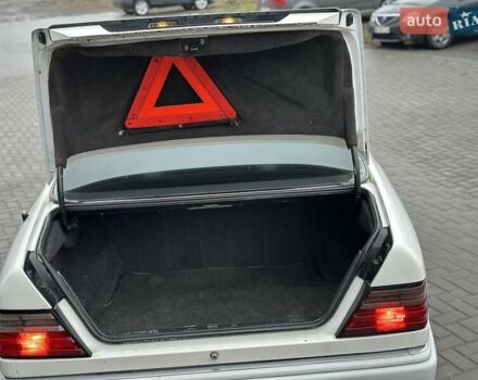 Белый Мерседес Е-Класс, объемом двигателя 2 л и пробегом 418 тыс. км за 2750 $, фото 15 на Automoto.ua