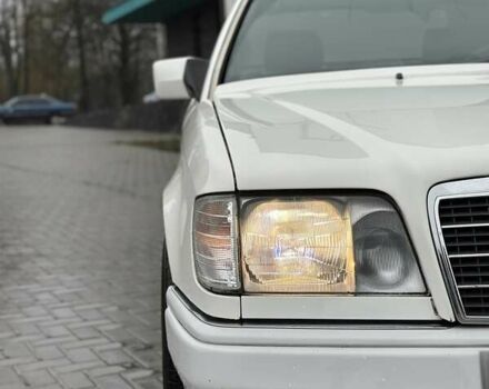 Белый Мерседес Е-Класс, объемом двигателя 2 л и пробегом 418 тыс. км за 2750 $, фото 12 на Automoto.ua