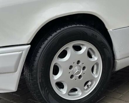 Белый Мерседес Е-Класс, объемом двигателя 2 л и пробегом 418 тыс. км за 2750 $, фото 9 на Automoto.ua