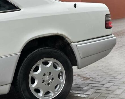 Белый Мерседес Е-Класс, объемом двигателя 2 л и пробегом 418 тыс. км за 2750 $, фото 10 на Automoto.ua