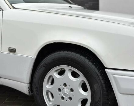 Белый Мерседес Е-Класс, объемом двигателя 2 л и пробегом 418 тыс. км за 2750 $, фото 11 на Automoto.ua