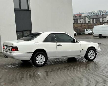 Белый Мерседес Е-Класс, объемом двигателя 2 л и пробегом 418 тыс. км за 2750 $, фото 2 на Automoto.ua