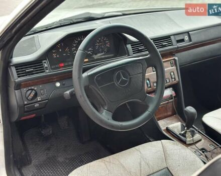 Белый Мерседес Е-Класс, объемом двигателя 2 л и пробегом 418 тыс. км за 2750 $, фото 19 на Automoto.ua