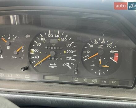 Белый Мерседес Е-Класс, объемом двигателя 2.2 л и пробегом 570 тыс. км за 3200 $, фото 6 на Automoto.ua