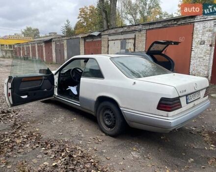 Белый Мерседес Е-Класс, объемом двигателя 2.2 л и пробегом 570 тыс. км за 3200 $, фото 7 на Automoto.ua