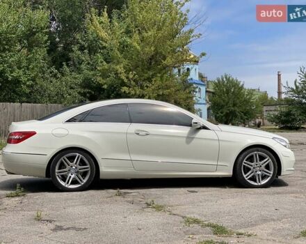 Белый Мерседес Е-Класс, объемом двигателя 3.5 л и пробегом 64 тыс. км за 19000 $, фото 3 на Automoto.ua
