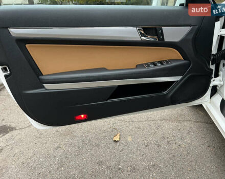 Белый Мерседес Е-Класс, объемом двигателя 2.2 л и пробегом 158 тыс. км за 13000 $, фото 47 на Automoto.ua