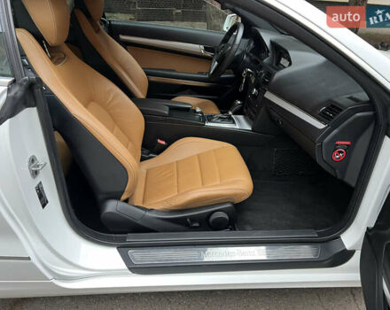 Белый Мерседес Е-Класс, объемом двигателя 2.2 л и пробегом 158 тыс. км за 13000 $, фото 53 на Automoto.ua