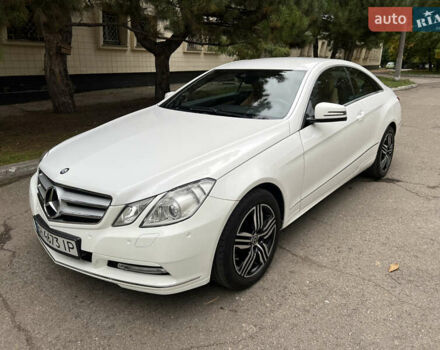 Белый Мерседес Е-Класс, объемом двигателя 2.2 л и пробегом 158 тыс. км за 13000 $, фото 3 на Automoto.ua