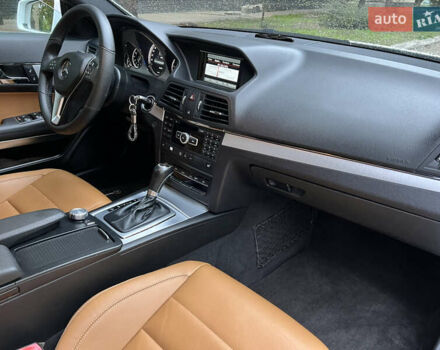 Белый Мерседес Е-Класс, объемом двигателя 2.2 л и пробегом 158 тыс. км за 13000 $, фото 51 на Automoto.ua