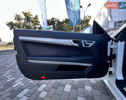 Белый Мерседес Е-Класс, объемом двигателя 1.8 л и пробегом 115 тыс. км за 15000 $, фото 15 на Automoto.ua