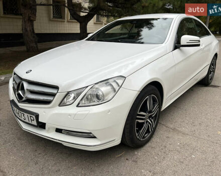 Белый Мерседес Е-Класс, объемом двигателя 2.2 л и пробегом 158 тыс. км за 13000 $, фото 2 на Automoto.ua