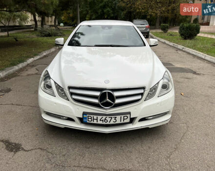 Белый Мерседес Е-Класс, объемом двигателя 2.2 л и пробегом 158 тыс. км за 13000 $, фото 5 на Automoto.ua