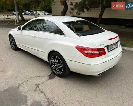 Белый Мерседес Е-Класс, объемом двигателя 2.2 л и пробегом 158 тыс. км за 13000 $, фото 9 на Automoto.ua