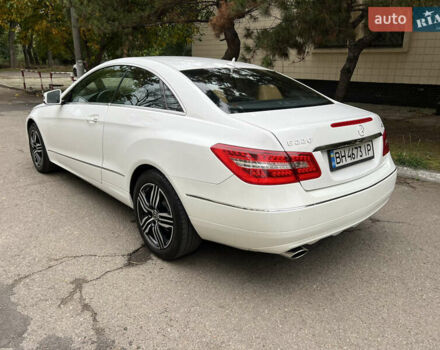 Белый Мерседес Е-Класс, объемом двигателя 2.2 л и пробегом 158 тыс. км за 13000 $, фото 13 на Automoto.ua