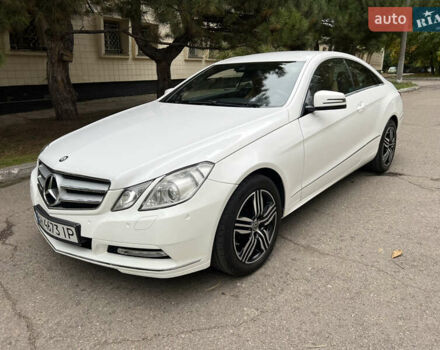 Белый Мерседес Е-Класс, объемом двигателя 2.2 л и пробегом 158 тыс. км за 13000 $, фото 4 на Automoto.ua
