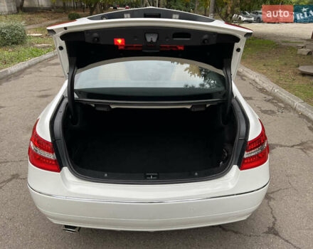 Белый Мерседес Е-Класс, объемом двигателя 2.2 л и пробегом 158 тыс. км за 13000 $, фото 64 на Automoto.ua