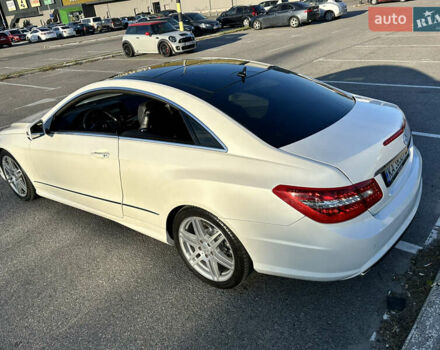 Белый Мерседес Е-Класс, объемом двигателя 1.8 л и пробегом 115 тыс. км за 15000 $, фото 6 на Automoto.ua