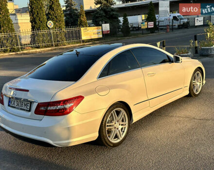 Белый Мерседес Е-Класс, объемом двигателя 1.8 л и пробегом 115 тыс. км за 15000 $, фото 3 на Automoto.ua