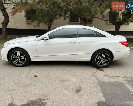 Белый Мерседес Е-Класс, объемом двигателя 2.2 л и пробегом 158 тыс. км за 13000 $, фото 7 на Automoto.ua