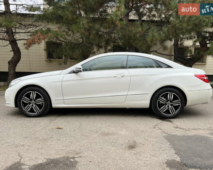 Белый Мерседес Е-Класс, объемом двигателя 2.2 л и пробегом 158 тыс. км за 13000 $, фото 12 на Automoto.ua