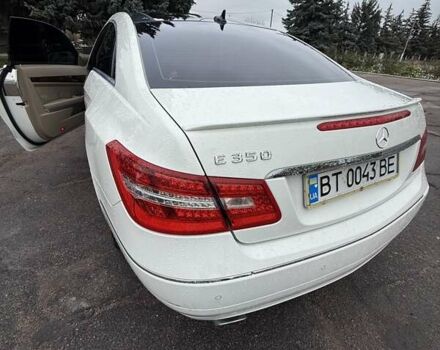 Белый Мерседес Е-Класс, объемом двигателя 3.5 л и пробегом 123 тыс. км за 21000 $, фото 12 на Automoto.ua