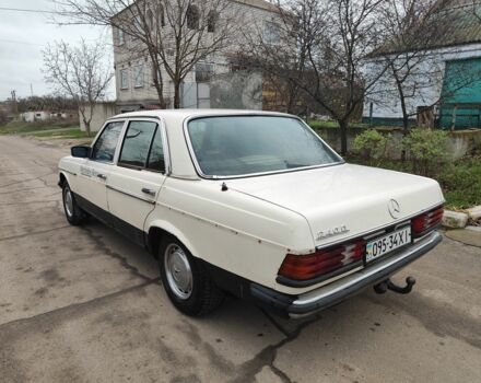 Белый Мерседес Е-Класс, объемом двигателя 2.4 л и пробегом 300 тыс. км за 950 $, фото 1 на Automoto.ua