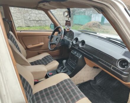 Белый Мерседес Е-Класс, объемом двигателя 2.4 л и пробегом 300 тыс. км за 950 $, фото 5 на Automoto.ua