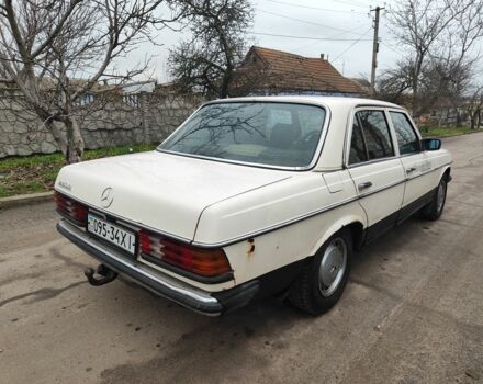 Белый Мерседес Е-Класс, объемом двигателя 2.4 л и пробегом 300 тыс. км за 950 $, фото 2 на Automoto.ua