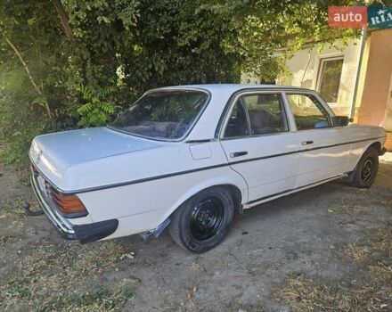 Белый Мерседес Е-Класс, объемом двигателя 2 л и пробегом 350 тыс. км за 1199 $, фото 4 на Automoto.ua