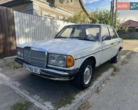 Мерседес Е-Класс 1982 в Измаиле на Automoto.ua Белый Мерседес Е-Класс, объемом двигателя 2 л и пробегом 500 тыс. км за 1000 $, фото 6 на Automoto.ua