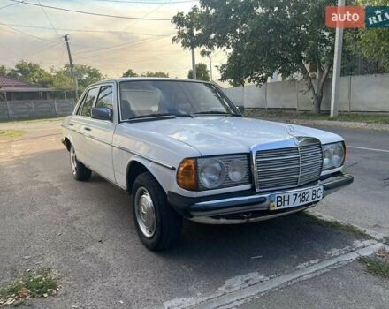 Мерседес Е-Класс 1982 в Измаиле на Automoto.ua Белый Мерседес Е-Класс, объемом двигателя 2 л и пробегом 500 тыс. км за 1000 $, фото 5 на Automoto.ua