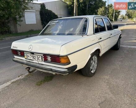 Мерседес Е-Класс 1982 в Измаиле на Automoto.ua Белый Мерседес Е-Класс, объемом двигателя 2 л и пробегом 500 тыс. км за 1000 $, фото 4 на Automoto.ua