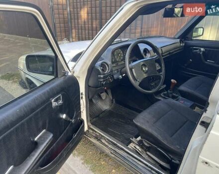 Мерседес Е-Класс 1982 в Измаиле на Automoto.ua Белый Мерседес Е-Класс, объемом двигателя 2 л и пробегом 500 тыс. км за 1000 $, фото 2 на Automoto.ua