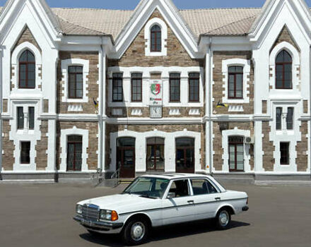 Білий Мерседес Е-Клас, об'ємом двигуна 2 л та пробігом 300 тис. км за 15000 $, фото 4 на Automoto.ua