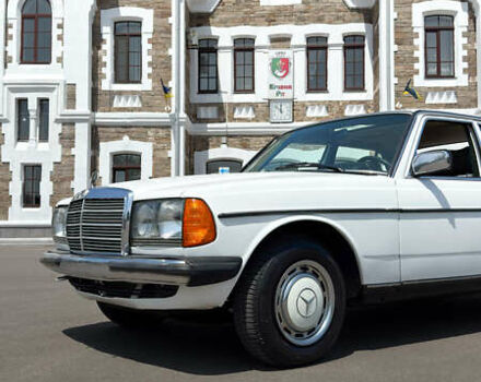 Білий Мерседес Е-Клас, об'ємом двигуна 2 л та пробігом 300 тис. км за 15000 $, фото 1 на Automoto.ua