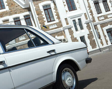 Білий Мерседес Е-Клас, об'ємом двигуна 2 л та пробігом 300 тис. км за 15000 $, фото 2 на Automoto.ua