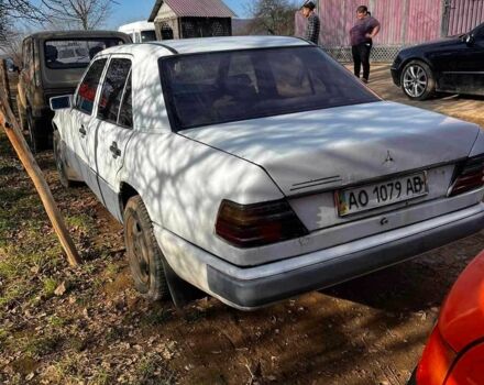 Белый Мерседес Е-Класс, объемом двигателя 2.5 л и пробегом 100 тыс. км за 800 $, фото 1 на Automoto.ua