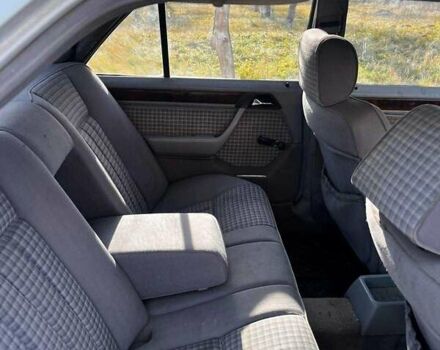 Белый Мерседес Е-Класс, объемом двигателя 2.5 л и пробегом 100 тыс. км за 800 $, фото 4 на Automoto.ua